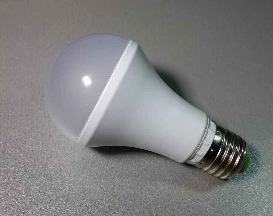 Лампа для блога. Лампочка которая светит только вниз. Освещение лампочки опыт. Лампа светодиодная СВП-1.