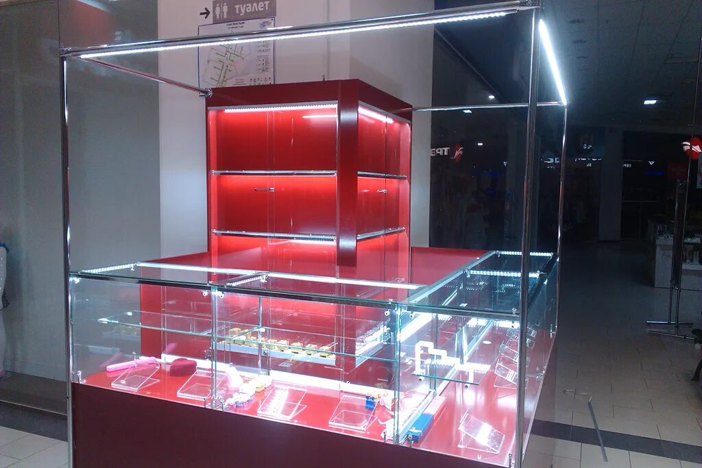 витрина с подсветкой. подсветка витрин и прилавков. витрина стеклянная с подсветкой. светодиодная подсветка витрин. шкаф со стеклом и подсветкой.