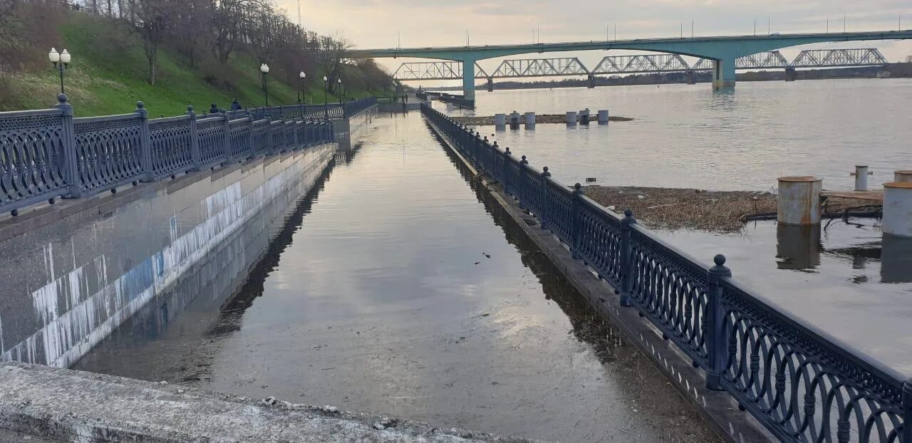 Русгидро уровень воды в рыбинском водохранилище. Разлив Волги. Паводок реки Волга. В Ярославле разлилась Волга. Наводнение в Рыбинске.