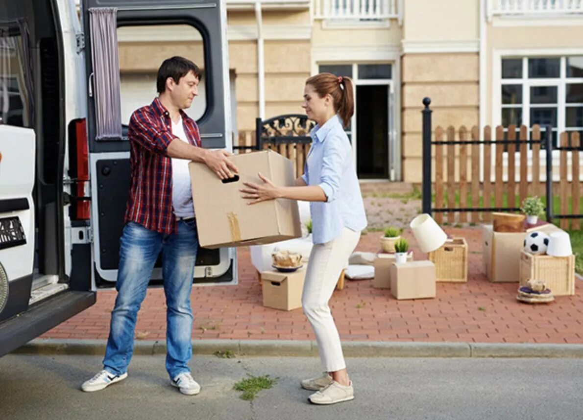 They bought a new house. Переезд. Переехали в новый дом. Переехать в другой город. Переезжают в город.