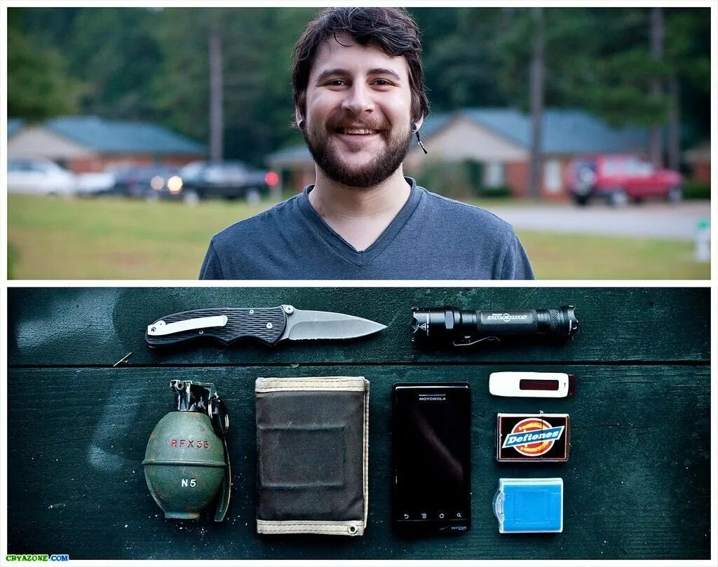 Человек с сумкой. Сумка. Женщина одевается. Вещи которые. Куча вещей.