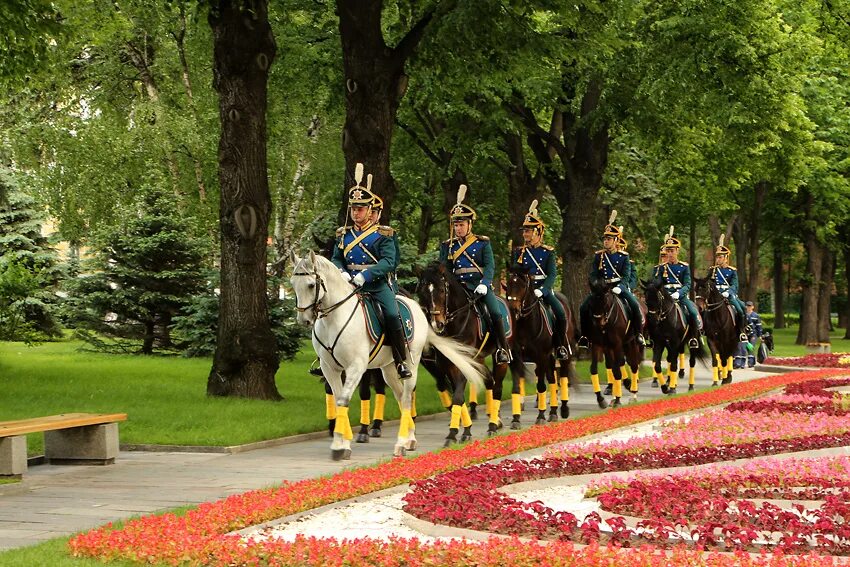 Сады московского кремля. Тайнинский сад Московского Кремля. Тайницкий сад в Кремле. Тайницкий парк Москва. Тайнинский сад в Кремле Кремлевский сквер.