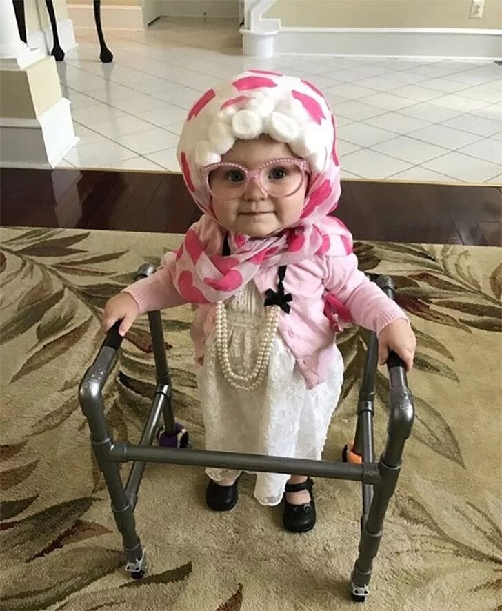 Маленькая бабушка. Бабушка коко. Милые бабушки. Смешная девочка. Девочка необычная ребенок.