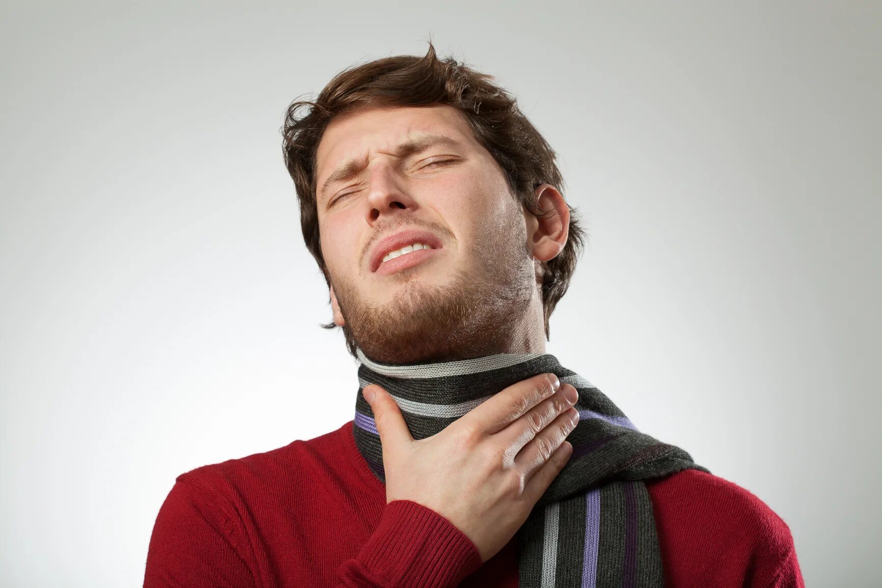 Укутать шарфом. Шарф на человеке. Человек с больным горлом. Боль в горле шарф.