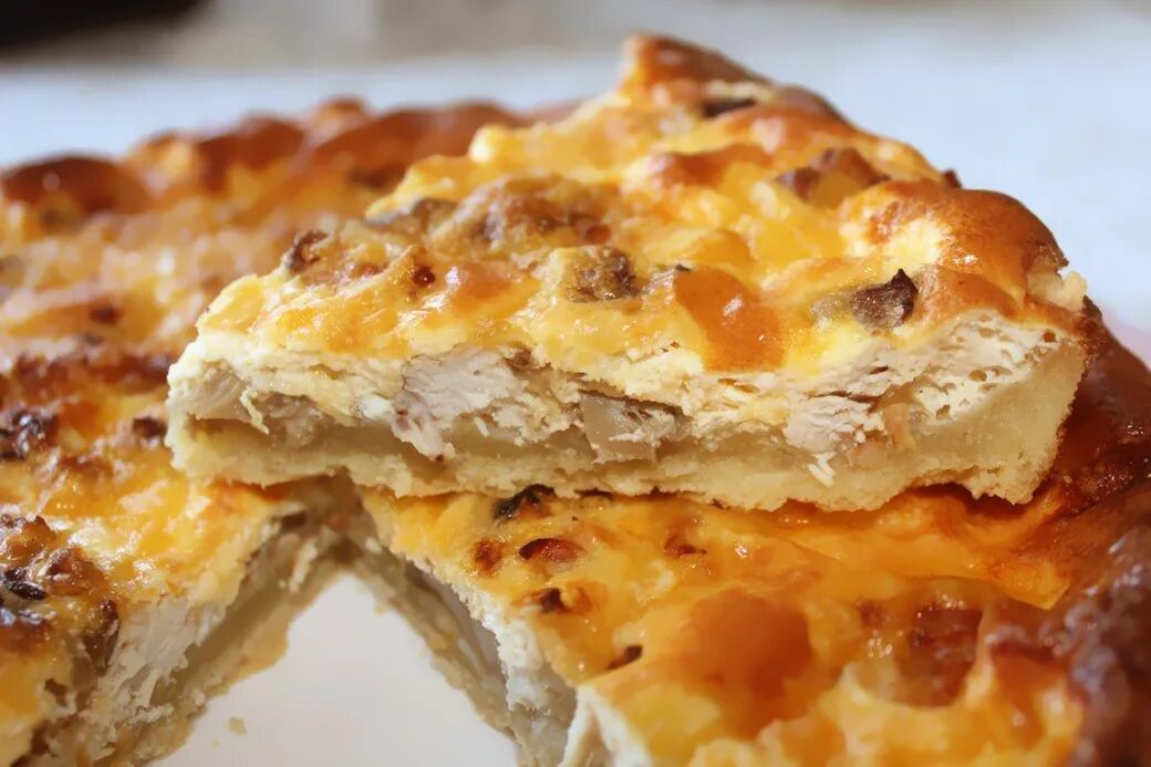 Пирог из слоеного теста с грибами и сыром. Пирог с курицей и грибами. Киш жульен. Киш лорен с овощами. Дрожжевой киш.