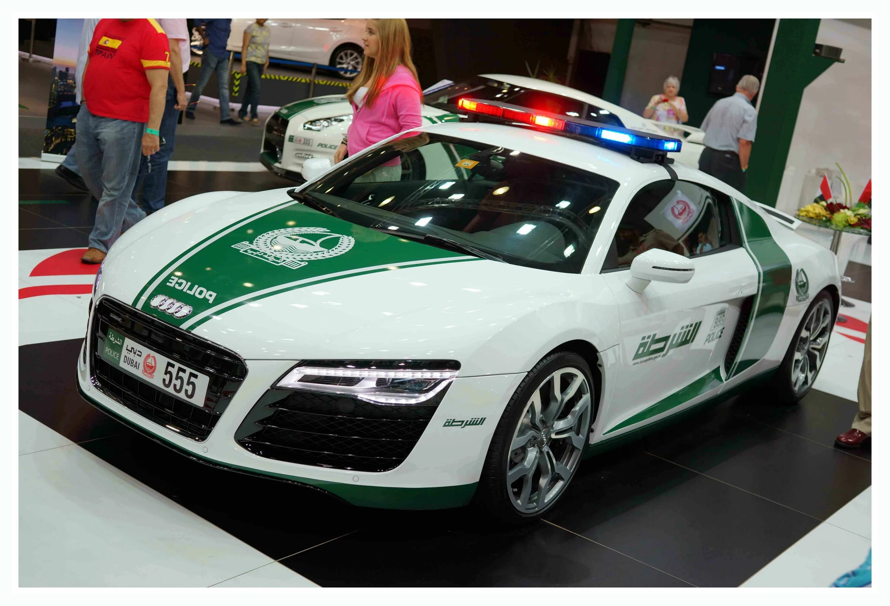 Uae cars. Audi r8 Police. Полиция Дубая машины. Audi r8 Dubai. Автомобили полиции Дубая.