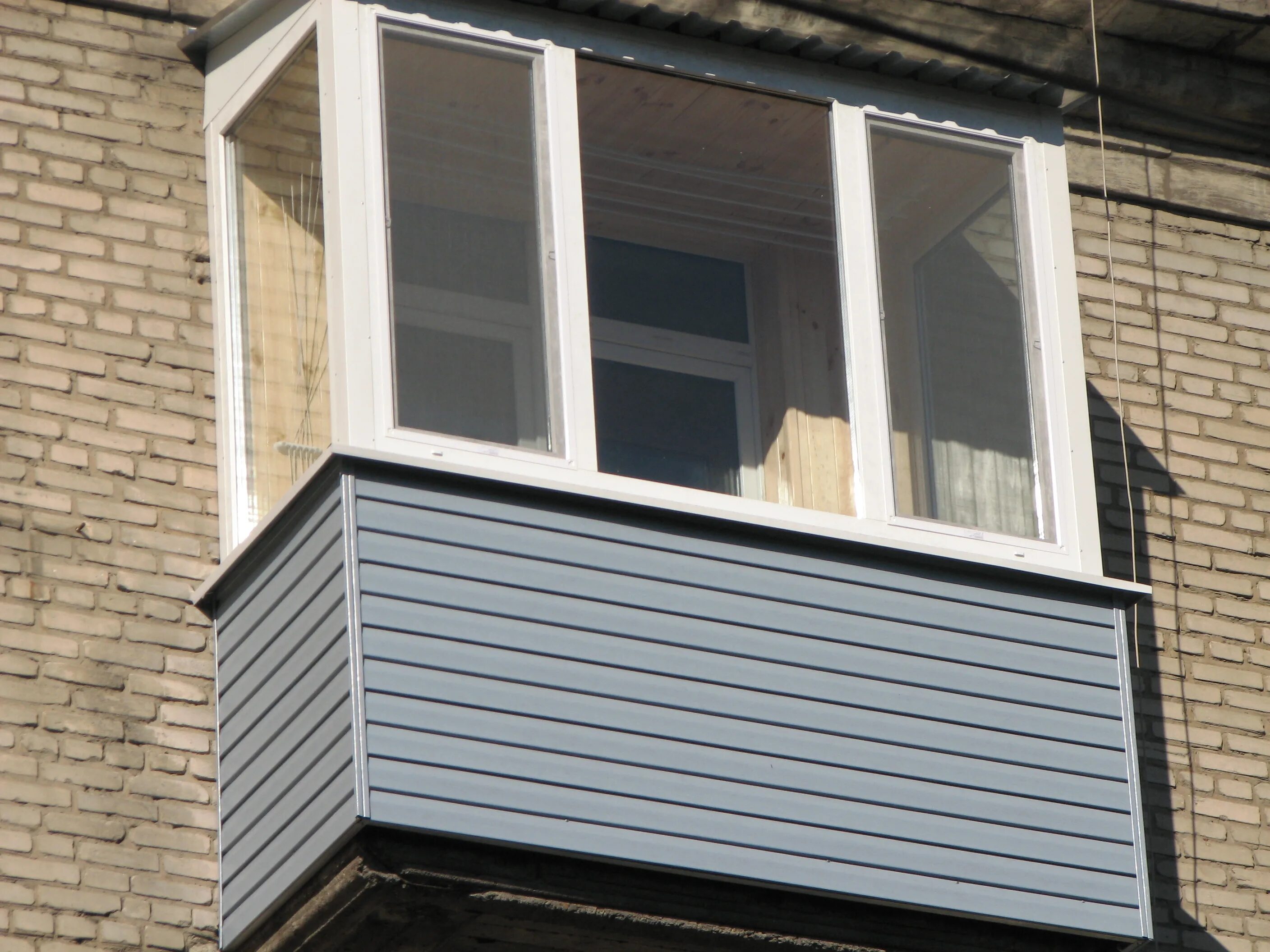 Отделка балкона снаружи. Внешняя отделка балкона. Внешняя отделка балкона. Отделка балкона сайдингом. Отделка балкона снаружи.