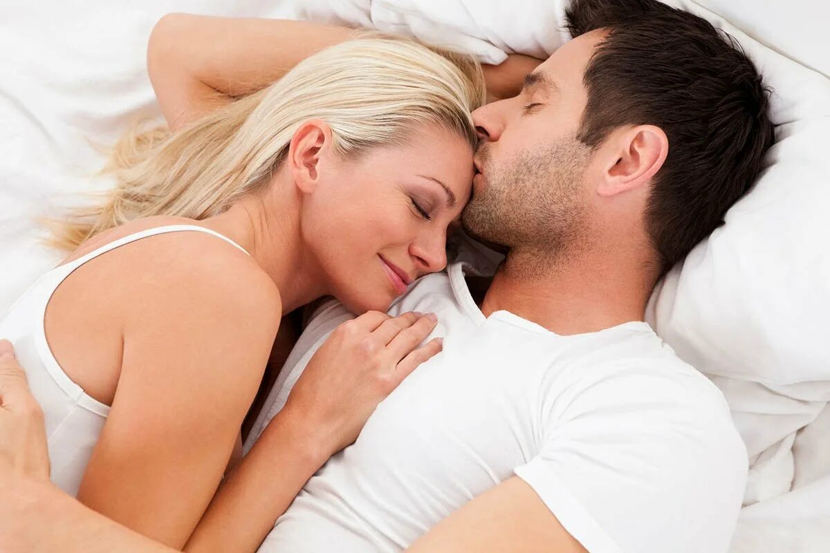 Бесплатное видео супругов. Влюбленные в постели. Мужчина и женщина в постели. Влюбленная пара в постели. Обнимаются в постели.