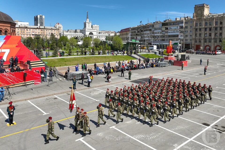 Парад 9 мая волгоград. Парад Победы 2022 Волгоград. Парад в площади павших борцов. Парадьпобеды в Волгограде 2010. Показать парад Победы.