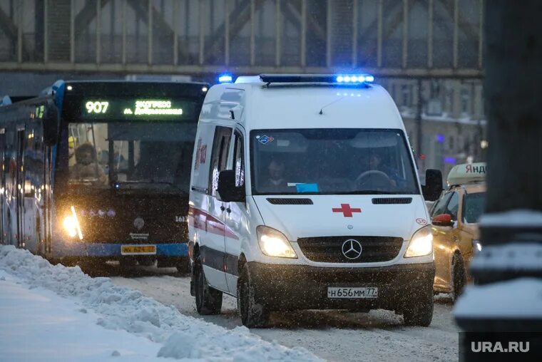 Скорая включила мигалки. С праздником скорой помощи ЛДПР. Видео скорой помощи ночью 103.