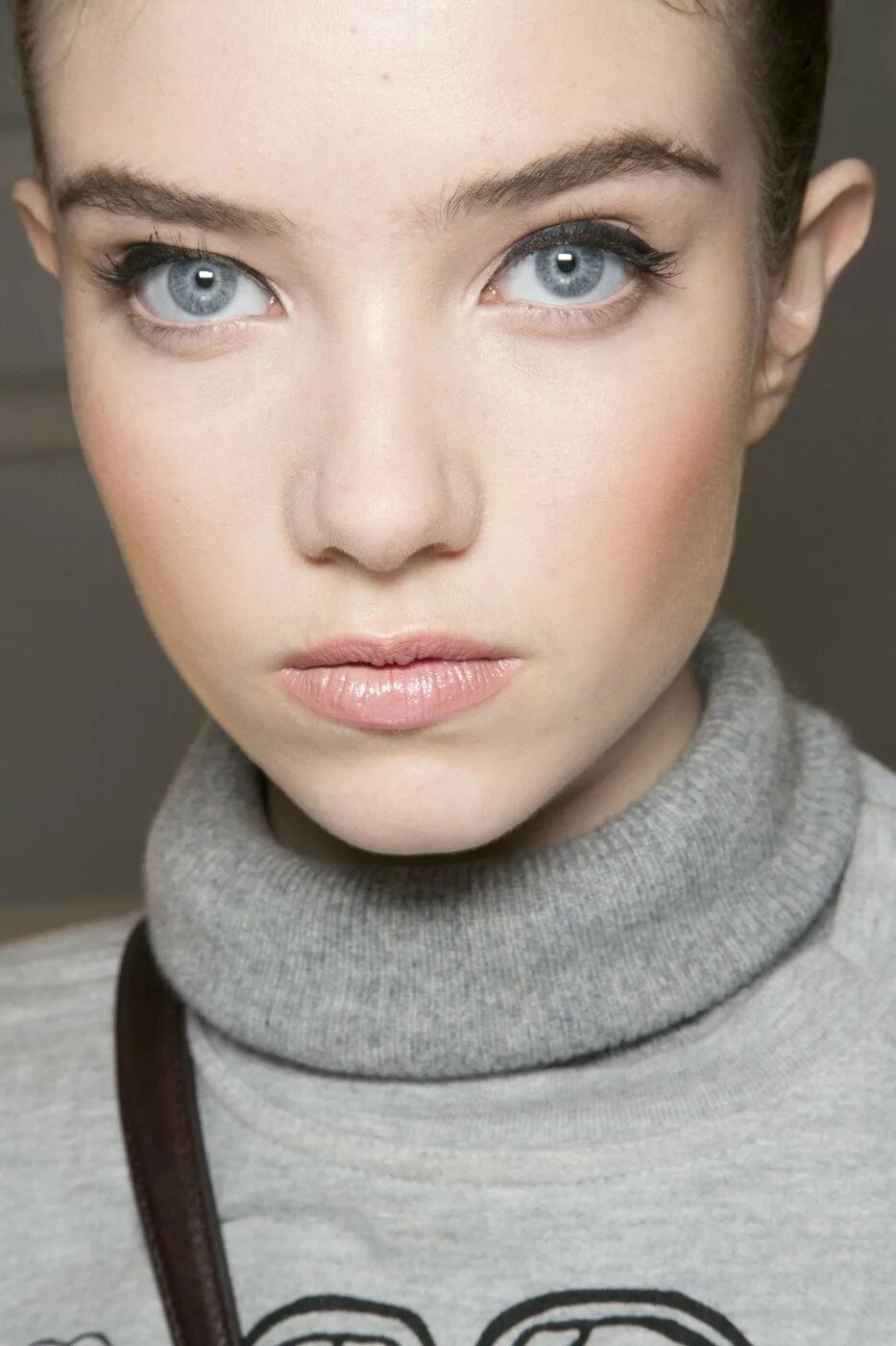 Легкий макияж увеличивающий глаза. Легкий макияж увеличивающий глаза. Как с помощью макияжа сделать глаза. Вечерний макияж увеличивающий глаза. Смоки увеличивающие глаз.