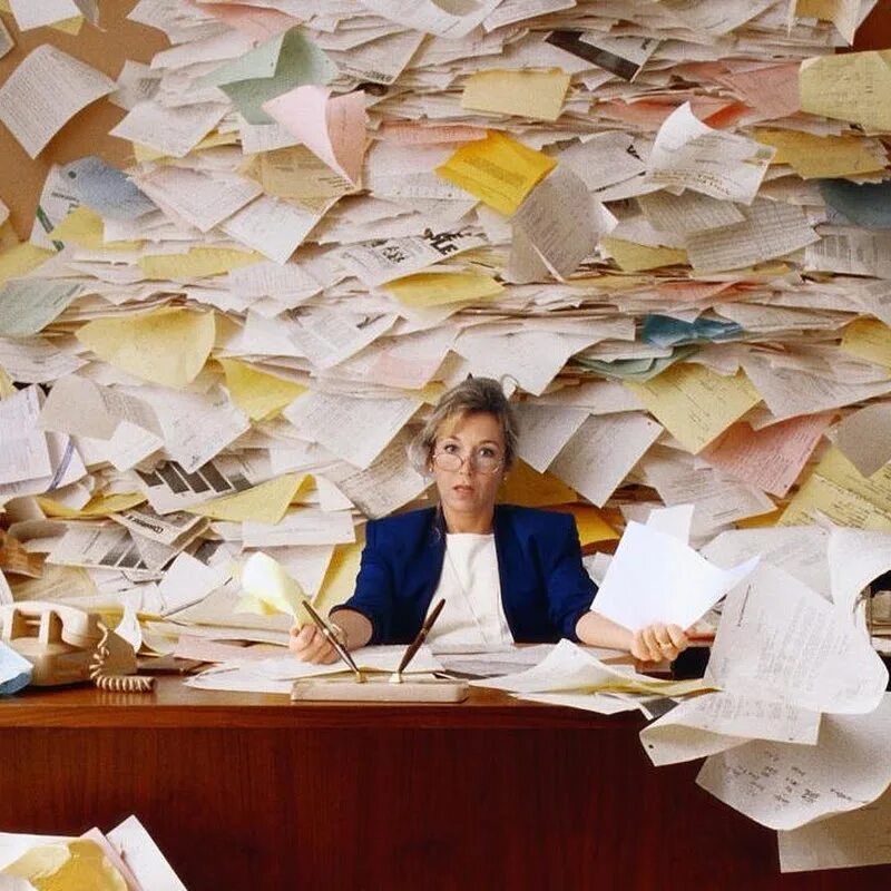 Человек со стопкой бумаг. Усталость. Куча бумаг. Бизнесмен с бумажкой. Сон много бумаг.