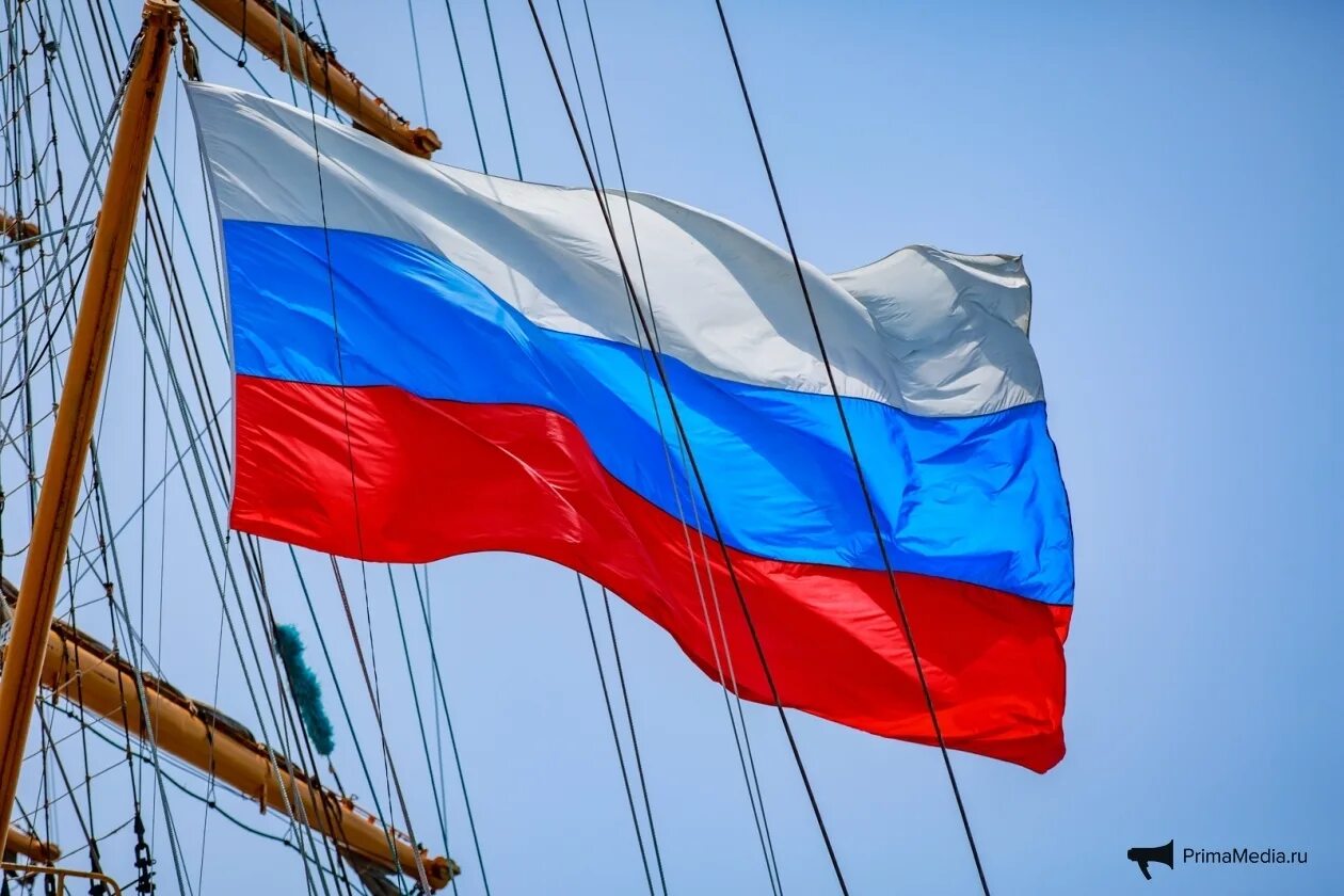 Флаг судов рф. Флаг на корабле. Флаг России на корабле. Корабль с российским флагом. Флаг на паруснике.