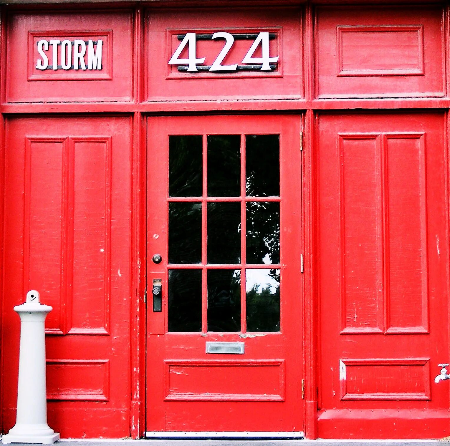 Двери в английском стиле. Красная входная дверь. Двери в британском стиле. Красная деревянная дверь.