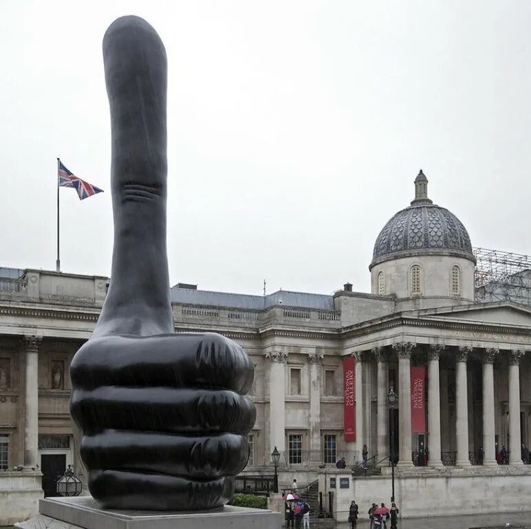 Статуя сейчас. Fourth plinth, Trafalgar Square. Постаменты на Трафальгарской площади. Трафальгарская площадь в Лондоне постамент. Памятники на Трафальгарской площади в Лондоне.