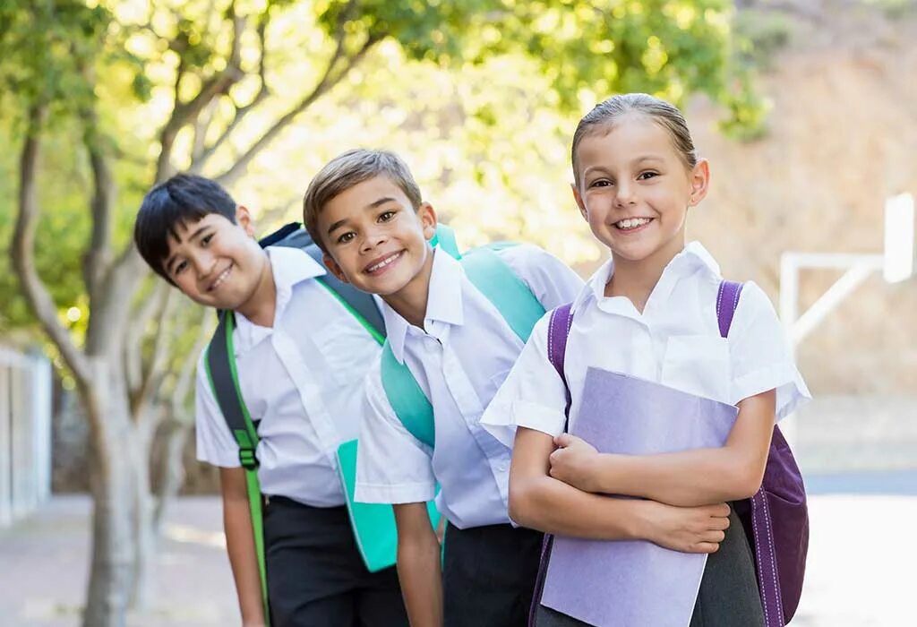 Школьная форма в сша. At our school we wear a uniform. Wearing school uniform. Европейская школьная форма. Школьники стоят у школы.