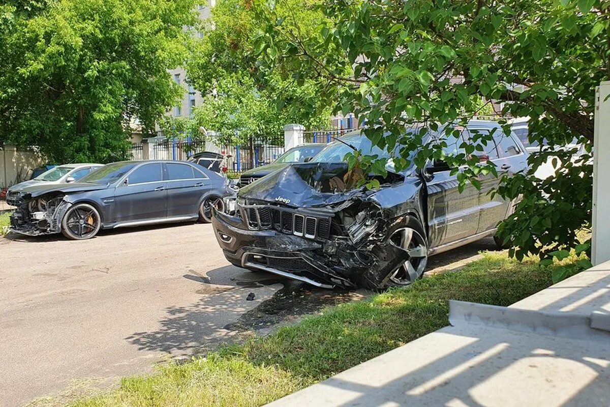 Авария в ефремове сегодня. ДТП С участием Михаила Ефремова. Машина Михаила Ефремова.