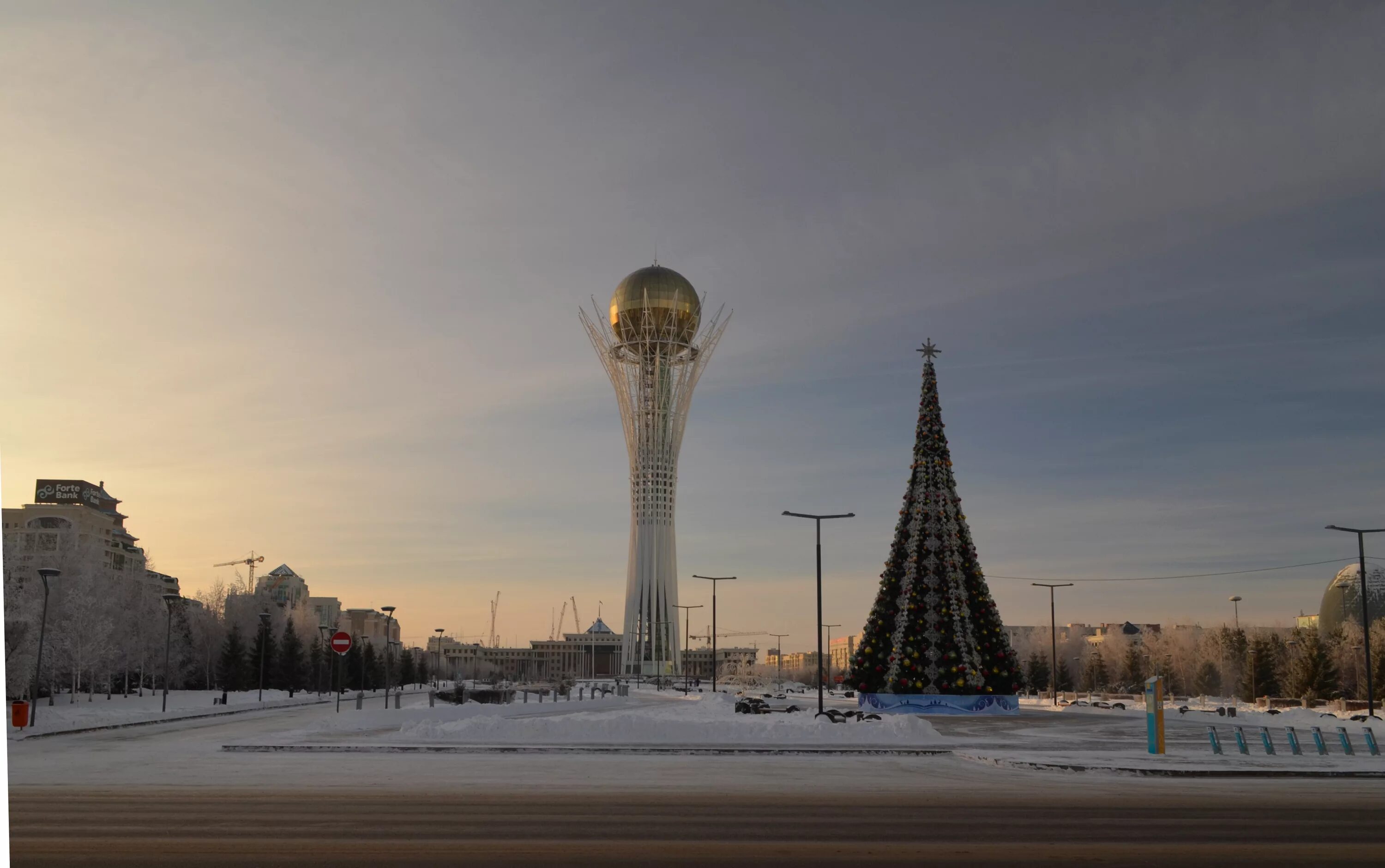 Байтерек Астана зимой. Казахстан башня Байтерек. Нурсултан Астана. Погода в астане на год