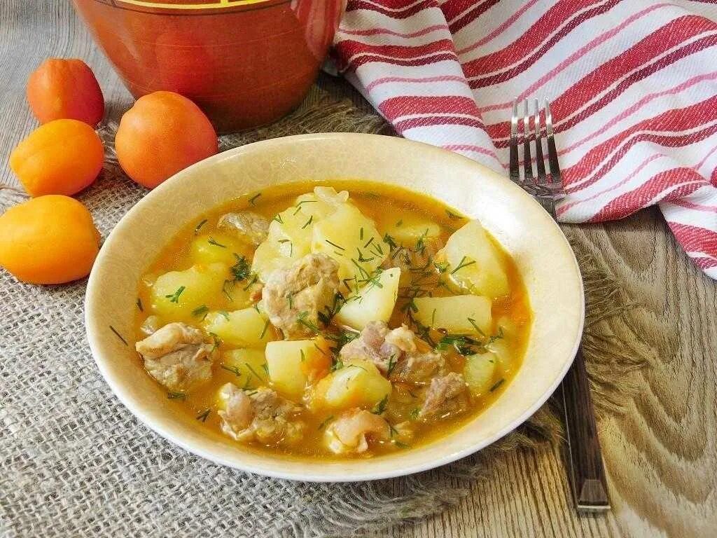 Суп курица с картошкой в кастрюле. Соус с мясом и картошкой. соус из свинины с картошкой. мясной соус с картошкой. соус для картошки.