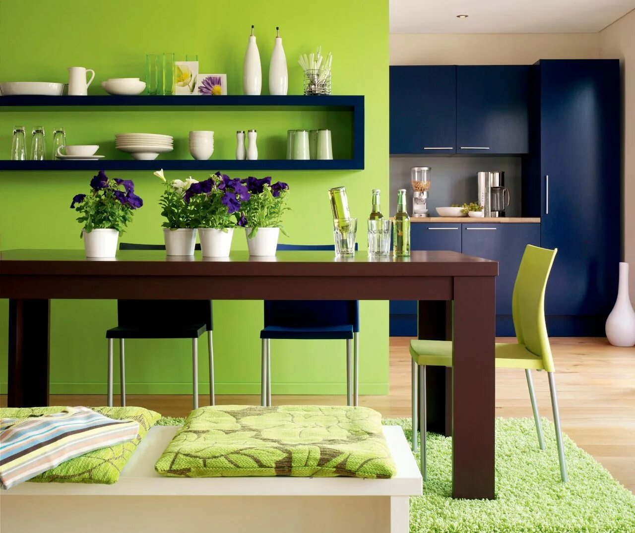 Какие цвета сочетаются на кухне. Сочетание цветов в интерьере кухни. Кухня зеленого цвета. Кухня салатного цвета в интерьере. Фисташковая кухня в интерьере.