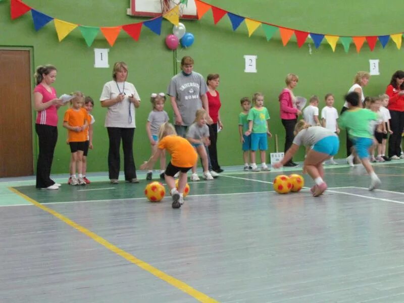 Мама папа старты. Спортивный праздник в школе. Веселые старты. Спортивные праздники в ДОУ. Спортивные мероприятия для детей.