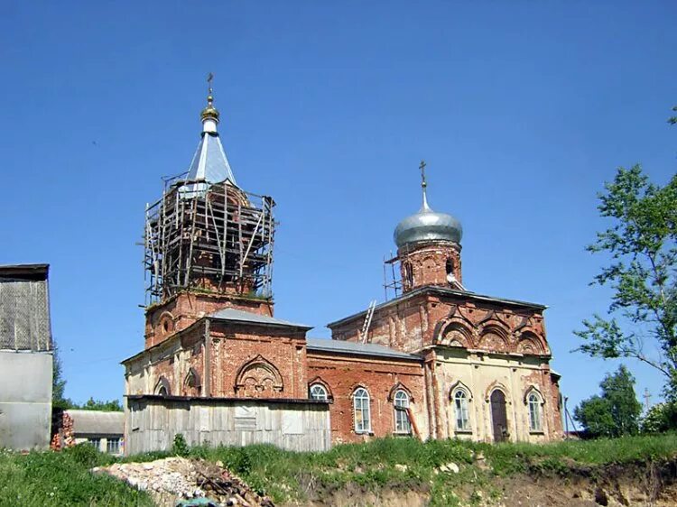 Бутырки задонский район. Храм Бутырки Задонского района. Бутырки Церковь Михаила Архангела. Храм Михаила Архангела Задонский район. Церковь Архангела Михаила Задонский район..