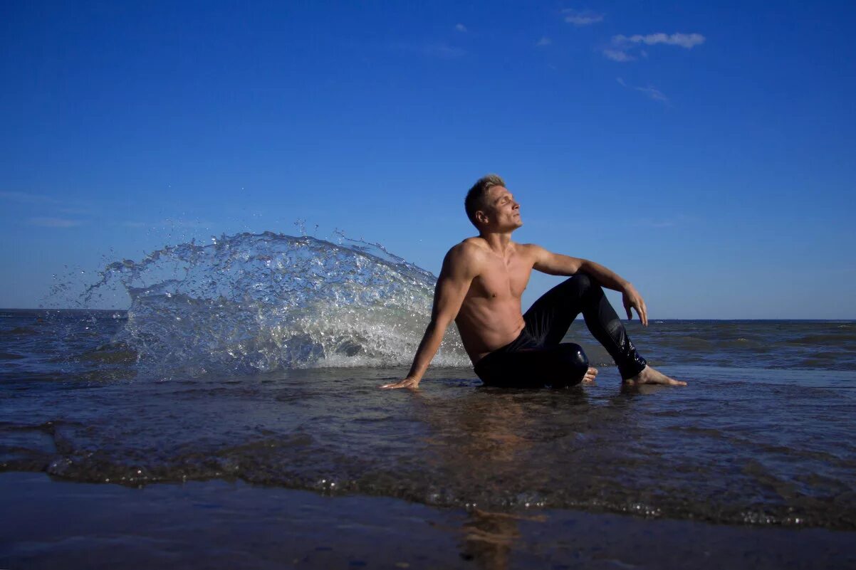 Красивый парень в воде