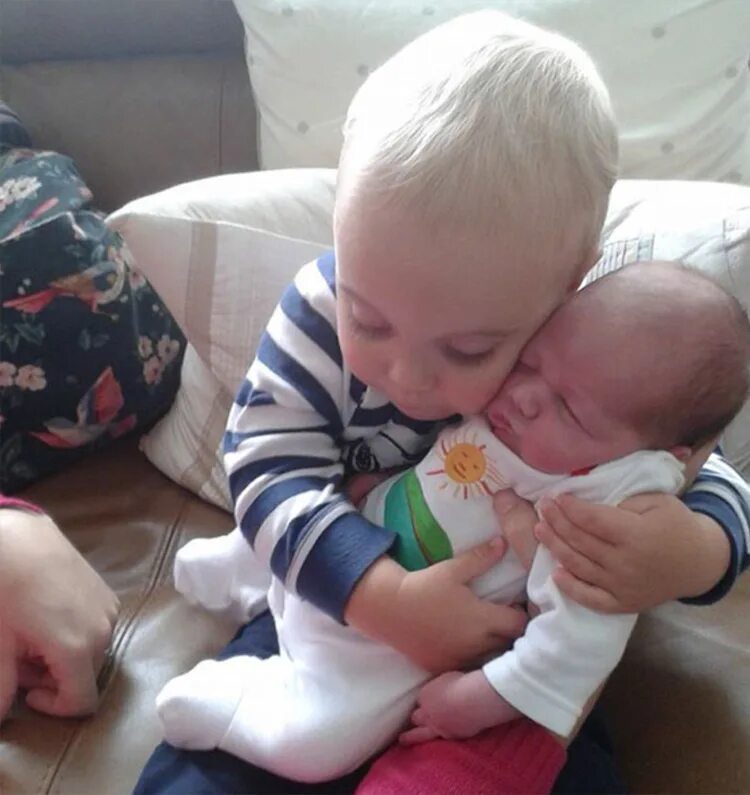 Lexi lore stepsister. Две сестры старшая и младшая. Познакомлю со своей сестрой. Старшая и младшая сестра. Старший брат и сестра взрослые.