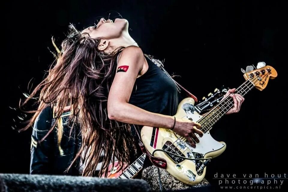 Rock in girls. Rock in girls. Певица с микрофоном. Хорошего дня с рок музыкой. The last internationale band.