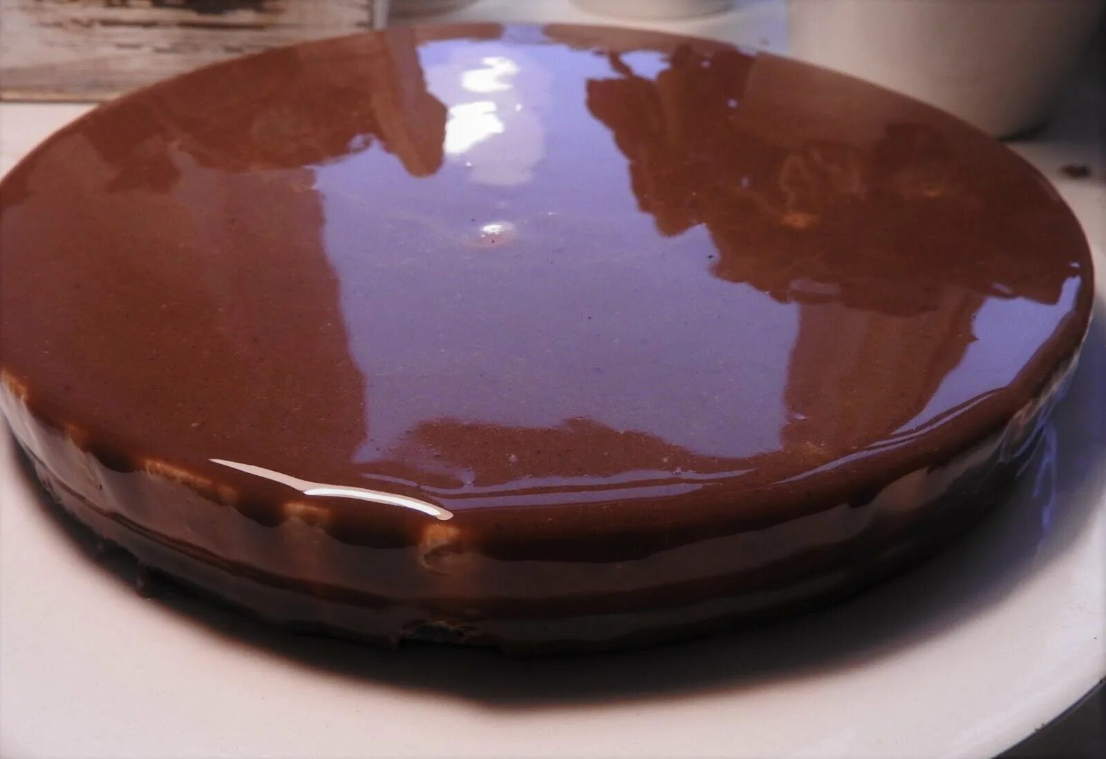 Шоколадная глазурь глазирование. Шоколадная зеркальная глазурь. Украшение торта шоколадной зеркальной глазурью. Шоколадная зеркальная глазурь для торта.
