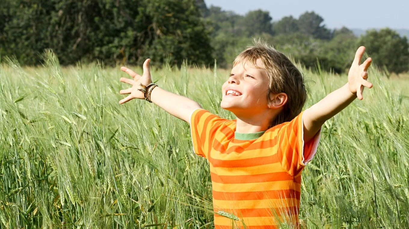 Field children. Дети и природа. Счастливый ребенок. Счастливые дети на природе. Детям о счастье.