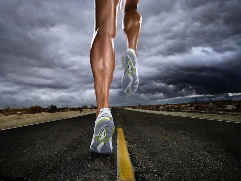 Дисциплина в достижении целей. Бег ноги. Ноги бегуна. Спорт бег ноги. Бегущие ноги спортсмена.