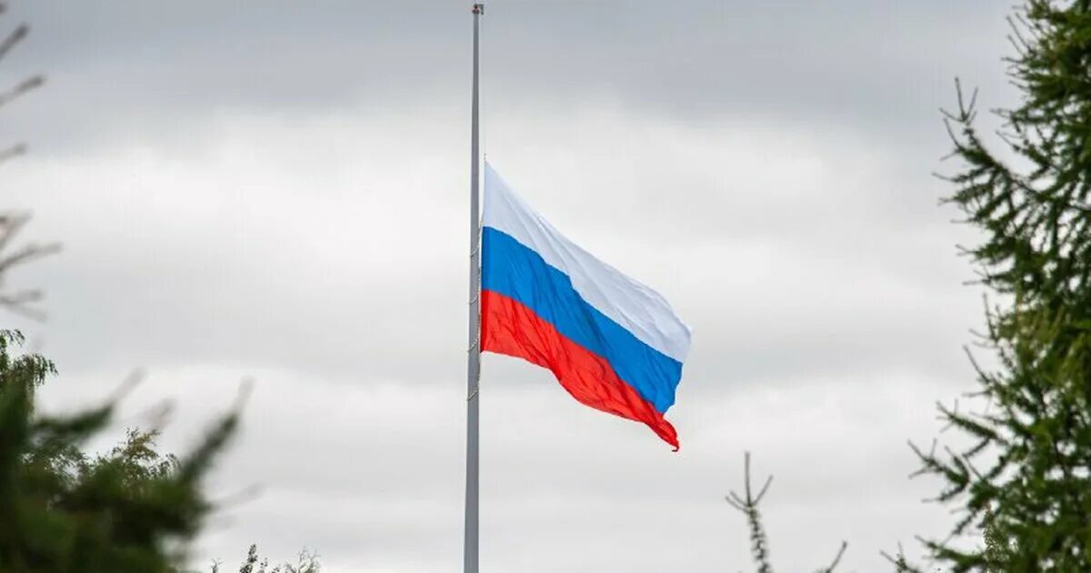 Поднимать флаг жить на взморье идти. Подъем российского флага.