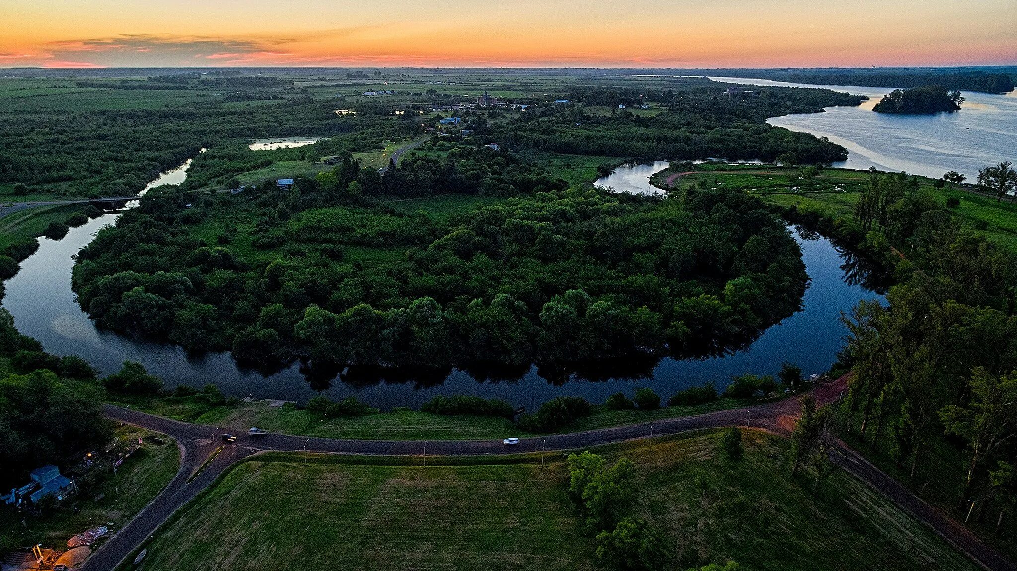 Река на юге страны. Парагвай река Парана. Уругвай ландшафт. Река Парана река Уругвай. Река Рио Парагвай.
