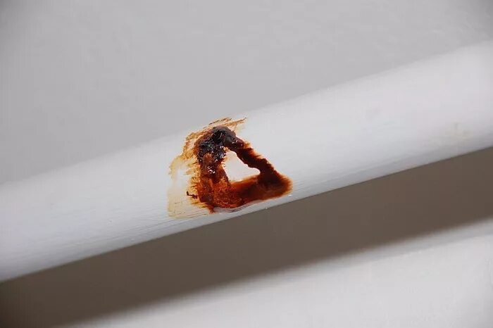 Ржавчина на трубе отопления. Хомут для свища на трубе. Свищ на трубопроводе. Свищ на трубопроводе. Ржавчина на трубе отопления.