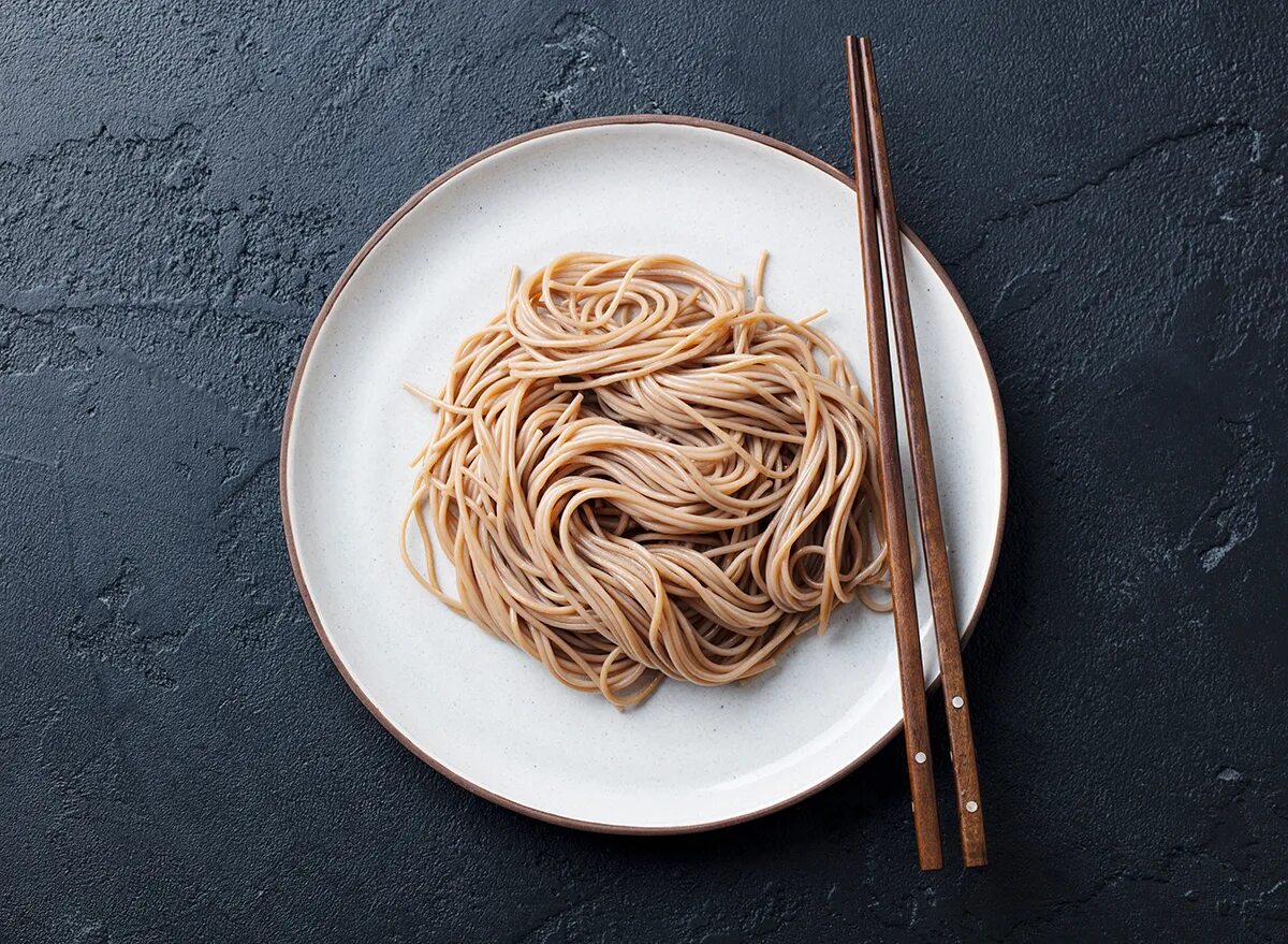 Soba лапша. Гречневая лапша соба. Японская гречневая лапша соба. Лапша удон гречневая.