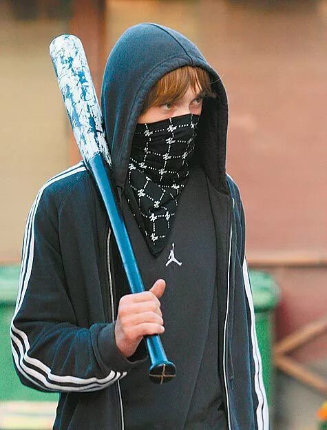 Человек держит биту. Мужчина с битой. Человек с бейсбольной битой. Человек с битой. Бит чел.