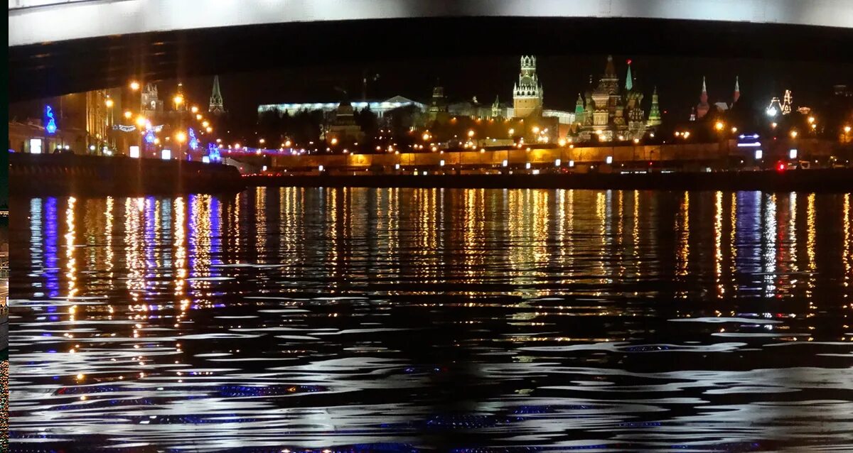 ночная москва на теплоходе. москворецкая набережная ночью. красная площадь и москва река. ночная москва панорама. большой москворецкий мост.