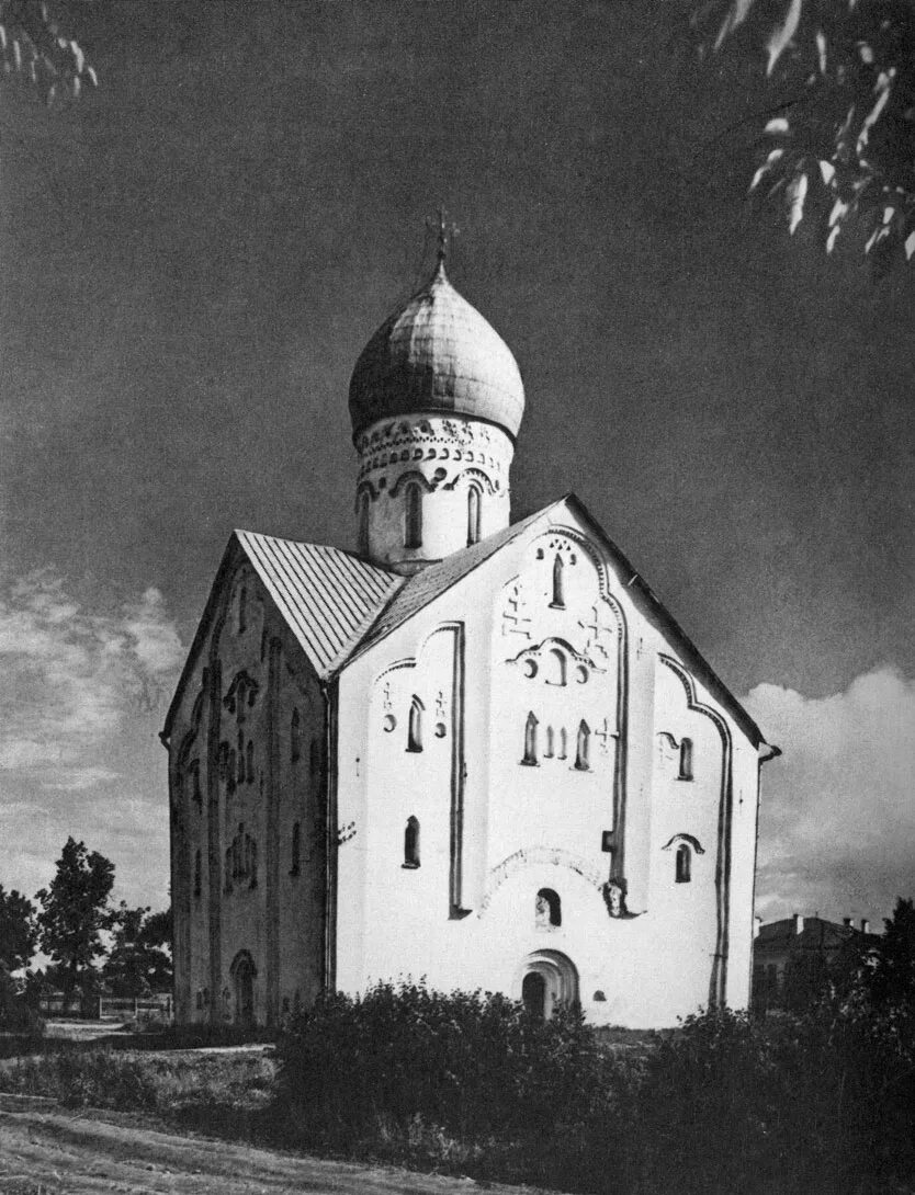 Памятники 13 15 века. Церковь Спаса Преображения в Новгороде. Храм Спаса на Ильине в Новгороде. Церковь Федора Стратилата и Церковь Спаса на Ильине. Церковь Спаса Преображения на Ильине улице 14 век.