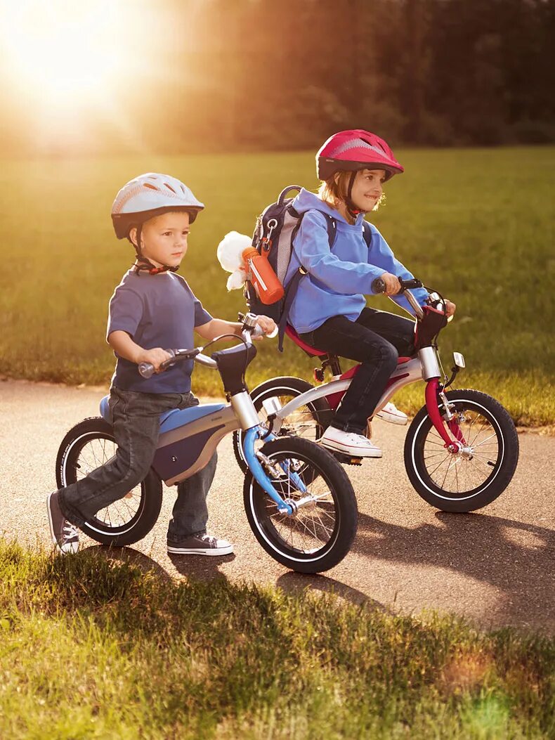 Беговел BMW Kidsbike. Kidsbike BMW беговел-велосипед. BMW Kidsbike 14. Беговел BMW Bike 12. Дети катаются на беговеле