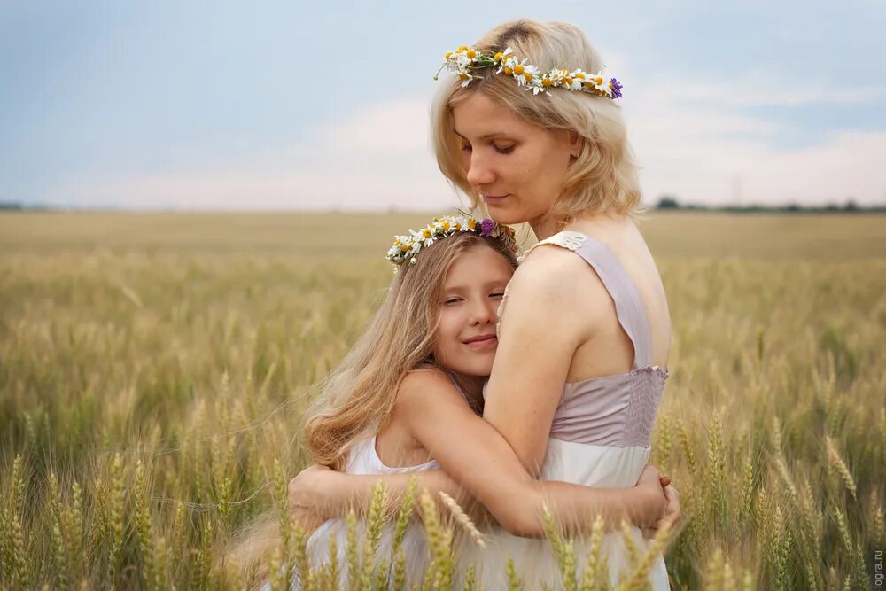 Русская мамаша с дочкой. Фотосессия мама и дочка. Фотосессия в деревне мама дочка. Мама и дитя в поле. Фотосессия мама с дочкой в поле.