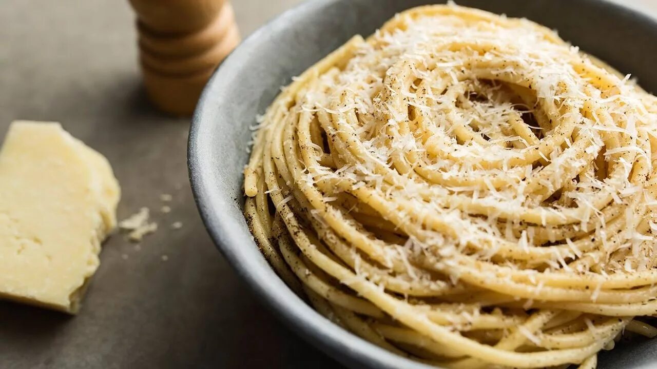 Cacio e pepe. Качо э Пепе. Букатини Качо э Пепе. Паста Качо Пепе. Римская паста Качо-э-Пепе.