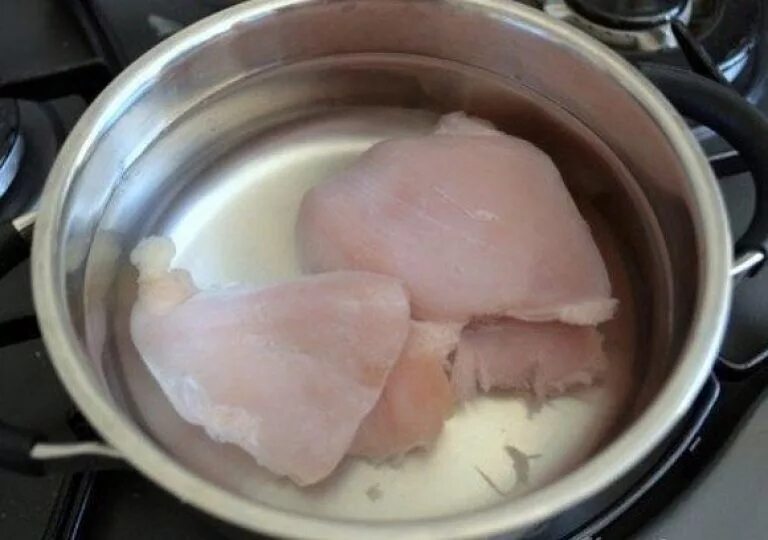 Сколько варить филе для салата. Куриное филе в кастрюле. Куриная грудка в кастрюле. Филе курицы варится. Курица варится в кастрюле.