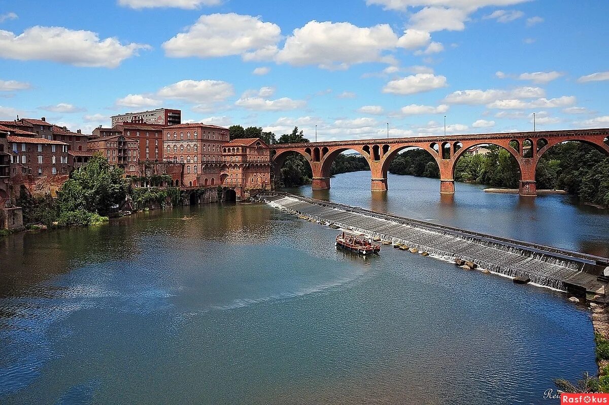 Назовите самую длинную реку франции. Гаронна Франция. Garonne река во Франции. Сена Рона Луара Гаронна. Река Гаронна во Франции природа.