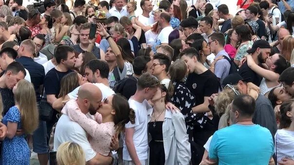 Рекорд по поцелую. Массовый поцелуй в Нижнем Новгороде прямой эфир. Конкурсы на поцелуй. День семьи на площади славы. Поцеловал на глазах у всех истории.