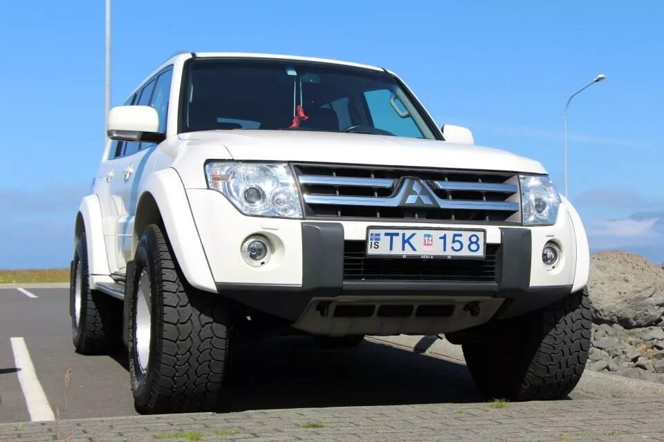 Mitsubishi Pajero 4. Паджеро 4 на широких колесах. Mitsubishi Pajero лифт. Колеса на Mitsubishi Pajero 4. Mitsubishi pajero шины