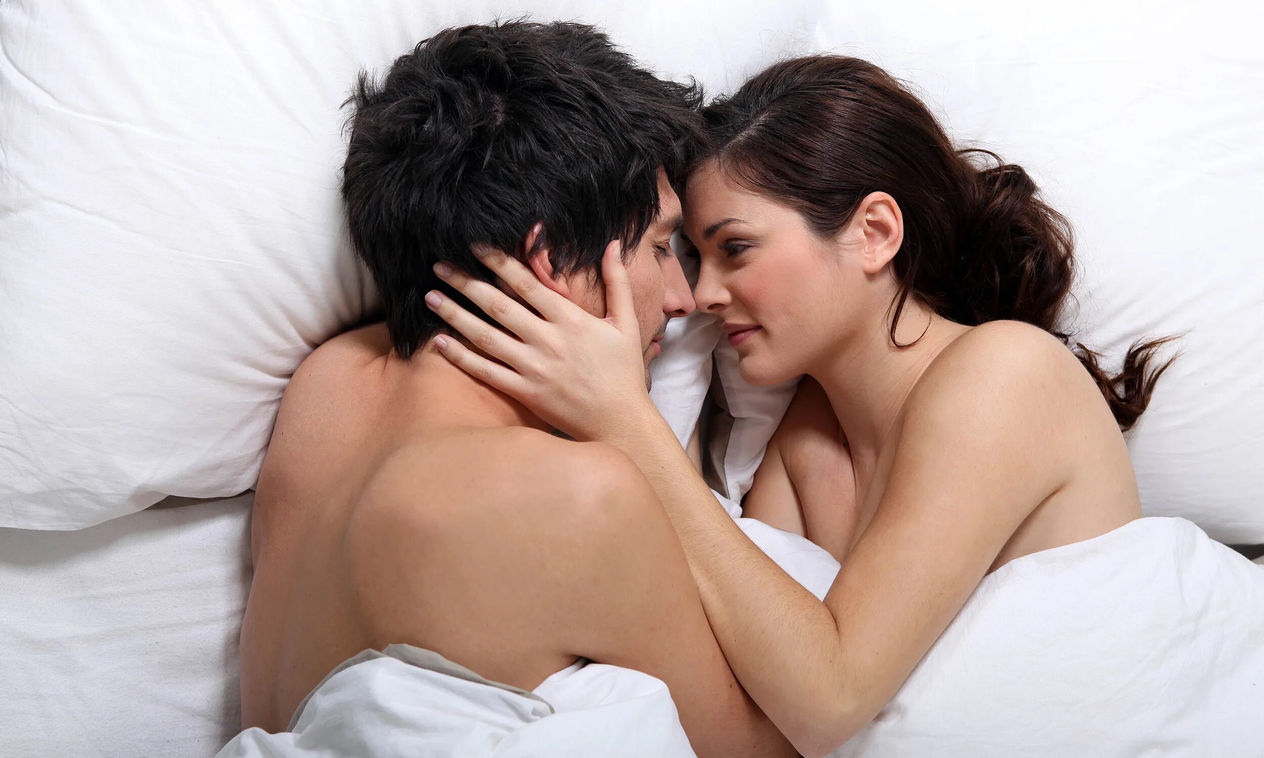 Мужчина и женщина в постели. Мужчина и женщтна в постел.. Поцелуй в постели. Поцелуи в кровати.