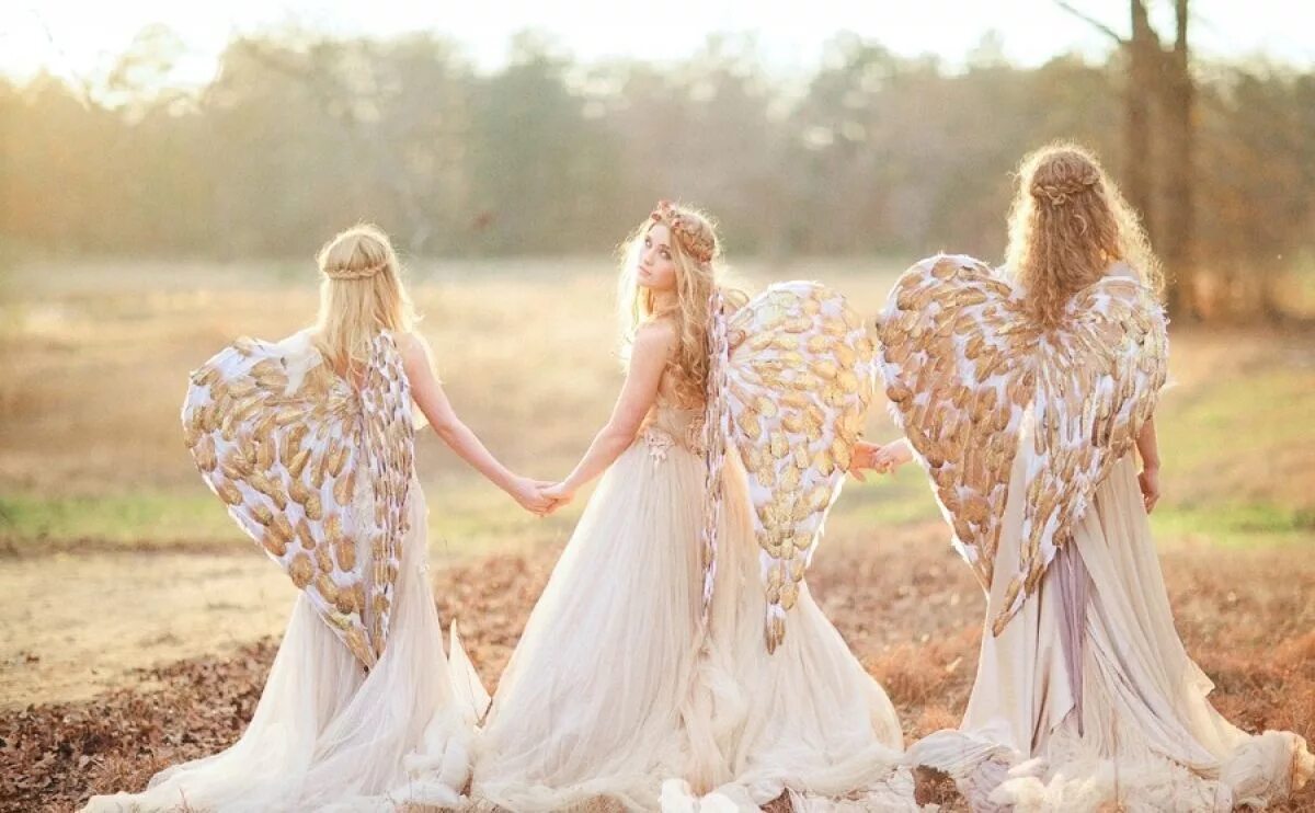 Three angels. Фотосессия в стиле ангела. Образ ангела. Фотосессия с крыльями. Светлый ангел.