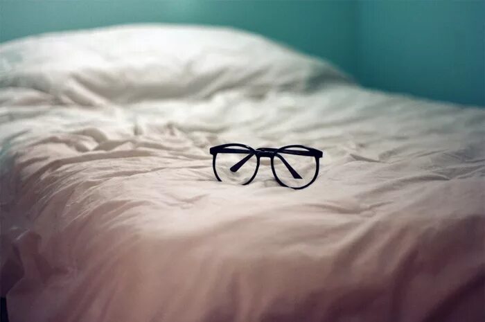Фотография очки на кроватт. Очки и кровать. В очках на кровати. Очки на кровати Эстетика. Where are the glass