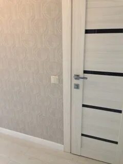 Светлый пол и двери какие обои